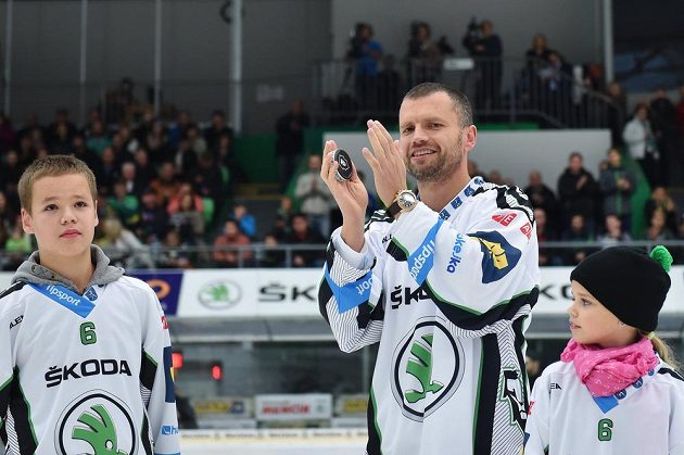Michal Broš (uprostřed) se před utkáním Mladé Boleslavi se Spartou rozloučil se svou hráčskou kariérou.