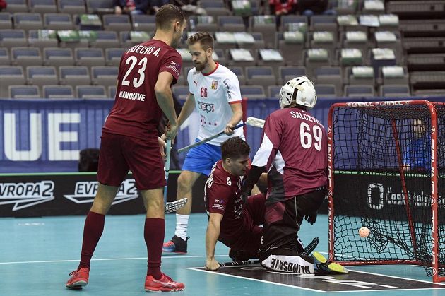 Lotyšský brankář Janis Salcevics právě dostal první gól, který dal Tom Ondrušek (není na snímku).