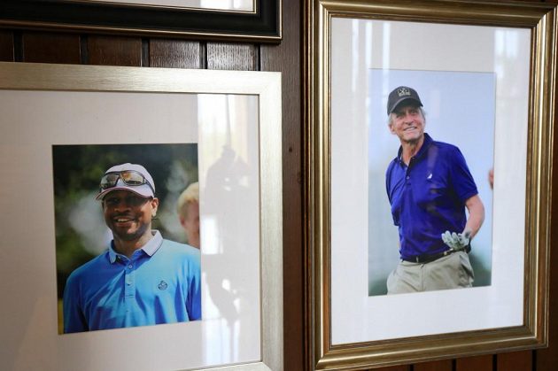 Zdi v lobby zdobí snímky slaných osobností, které hotel navštívily. Zde Tiger Woods a Michael Douglas.