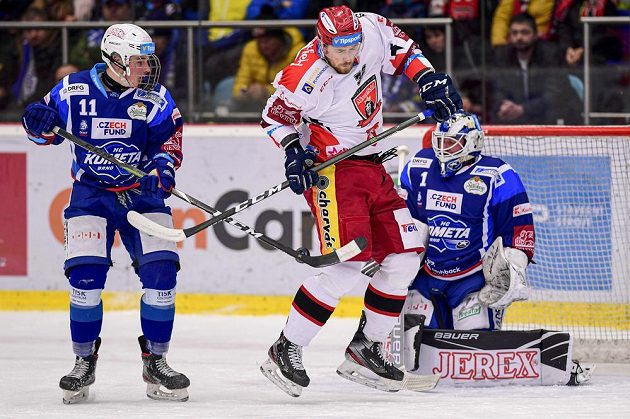 Stanislav Svozil z Brna, Jakub Lev z Hradce Králové a brankář Brna Marek Čiliak v utkání hokejové extraligy.