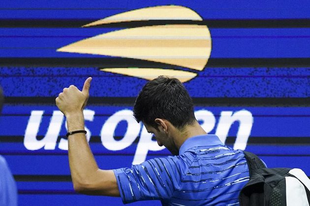 Smutné loučení. Tenista Novak Djokovič neobhájí titul na grandslamovém US Open, v osmifinále vzdal za stavu 4:6, 5:7 a 1:2 ve třetím setu zápas se Švýcarem Wawrinkou.