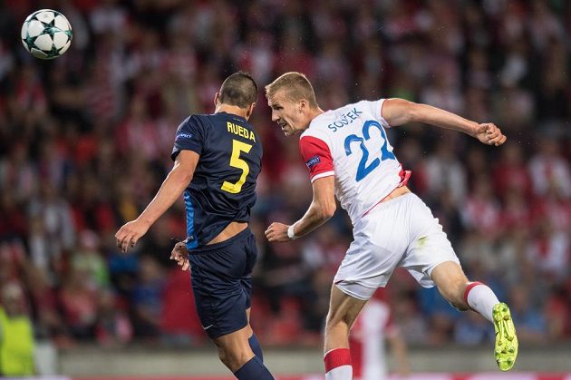 Tomáš Souček ze Slavie Praha a Jesús Rueda z APOELu ve vzdušném souboji během odvety play off Ligy mistrů.