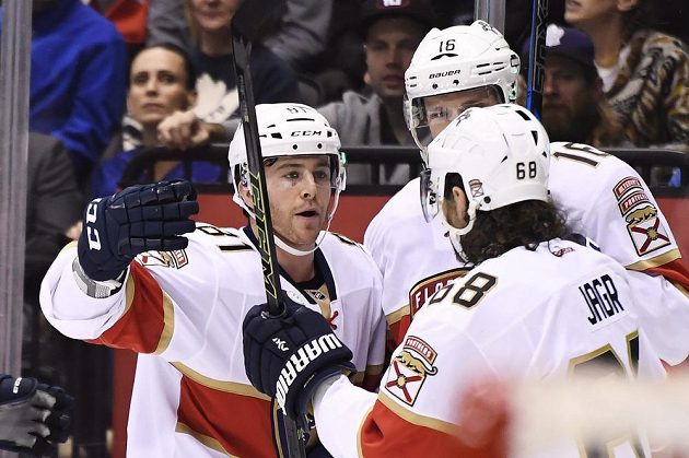 Jonathan Marchessault (81) z Floridy oslavuje gól proti Torontu, na snímku jsou s ním i Aleksander Barkov (16) a Jaromír Jágr (68).
