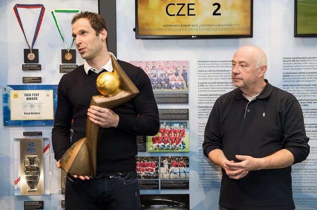 Brankář Petr Čech odevzdává Zlatý míč do sídla FAČR v Praze. Společně s ním je na snímku sportovní novinář Karel Felt.