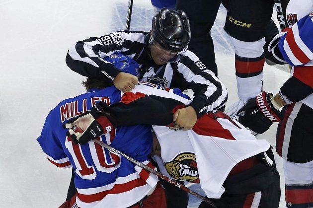 Bitka mezi J. T. Millerem (10) z New Yorku Rangers a Jeanem-Gabrielem Pageauem (44) z Ottawy.