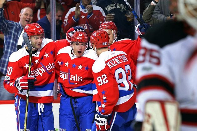 Radost v podání hokejistů Washingtonu poté, co český útočník Jakub Vrána vstřelil vítězný gól v utkání NHL proti New Jersey Devils.