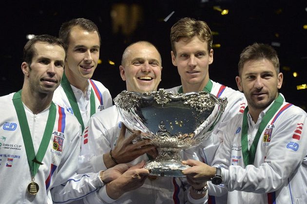 Vítězný český tým. Zleva Radek Štěpánek, Lukáš Rosol, nehrající kapitán Vladimír Šafařík, Tomáš Berdych a Jan Hájek.