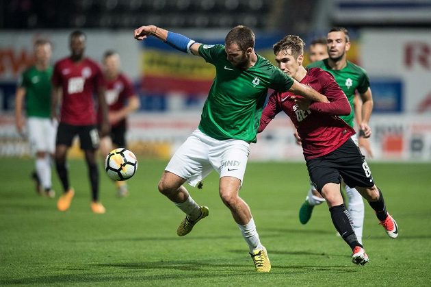 Jablonecký obránce Marek Kysela (vlevo) a Bogdan Vatajelu ze Sparty Praha během utkání 11.kola HET ligy. Vatajelu svými přohrávkami připravil úvodní dvě branky Sparty.