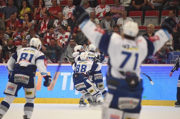 Hokejisté Brna se radují na ledě Třince z vítězství 4:1 a získu mistrovského titulu.