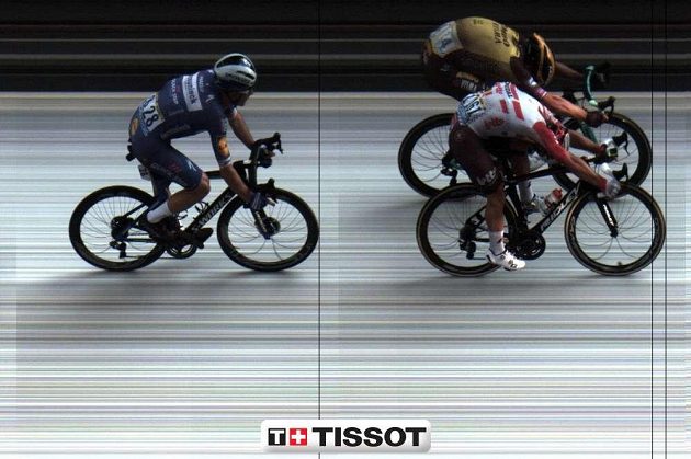 Cílová kamera! O centimetry vepředu vítězný Australan Caleb Ewan, za ním Nizozemec Dylan Groenewegen a Ital Elia Vibiani.