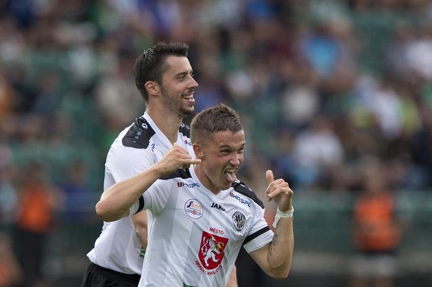 Tomáš Malinský z Hradce Králové (vpředu) se raduje z gólu. Vzadu jeho spoluhráč Jiří Janoušek.