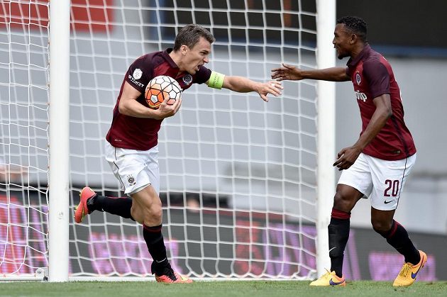 Kapitán David Lafata (vlevo) a záložník Franci Litsingi oslavují gól Sparty na 1:1 v utkání 2. kola Synot ligy s Baníkem Ostrava.