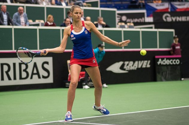 Karolína Plíšková během utkání s Garbine Muguruzovou se Španělska v 1. kole Fed Cupu. Plíšková vyhrála ve dvou setech.