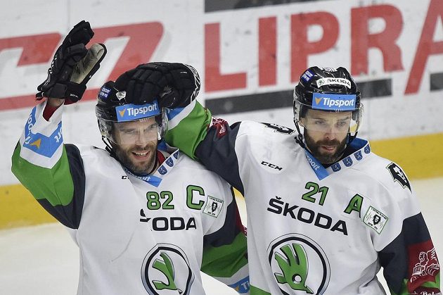 Autor prvního gólu Michal Vondrka (vlevo) a Jakub Klepiš z Mladé Boleslavi se radují.
