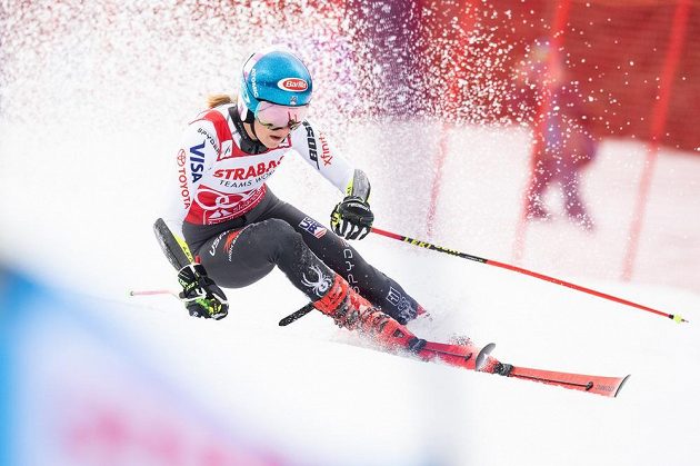 Americká lyžařka Mikaela Shiffrinová během obřího slalomu ve Špindlerově Mlýně.