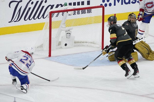 Pravý křídelník Montrealu Canadiens Caufield (22) dává gól v semifinále NHL proti Vegas Golden Knights, brankář Marc-Andre Fleury (29) nemá šanci.