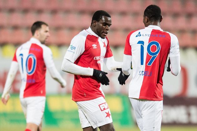 Fotbalisté Slavie Praha Michael Ngadeu (vlevo) a Simon Deli oslavují gól během utkání v Příbrami.