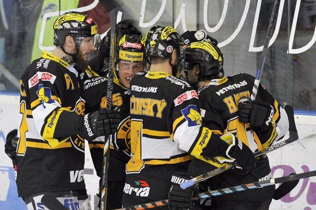 Litvínovští hokejisté slaví gól na ledě Brna ve třetím semifinálovém duelu play off extraligy.