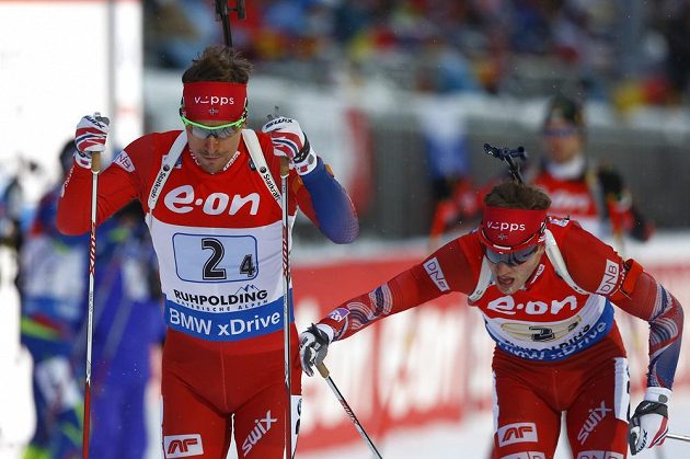 Nor Tarjei Boe (vpravo) posílá ve štafetě na trať kolegu Emila Hegleho Svendsena.