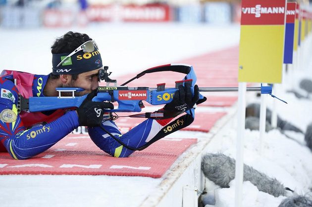 Francouzský biatlonista Martin Fourcade při střelbě vleže při stíhacím závodě ve švédském Östersundu.