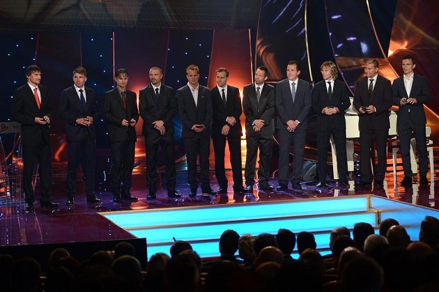 Jedenáctka dvacetiletí Gambrinus ligy (zleva): Martin Vaniak, Zdeněk Grygera, Jiří Novotný, Tomáš Řepka, David Limberský, Karel Poborský, Pavel Horváth, Tomáš Galásek, Pavel Nedvěd, Horst Siegl a David Lafata.