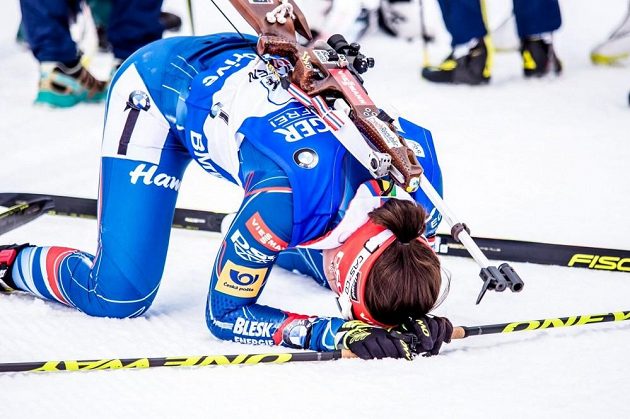 Finišmanka Veronika Vítková v cíli štafetového závodu SP v Hochfilzenu.