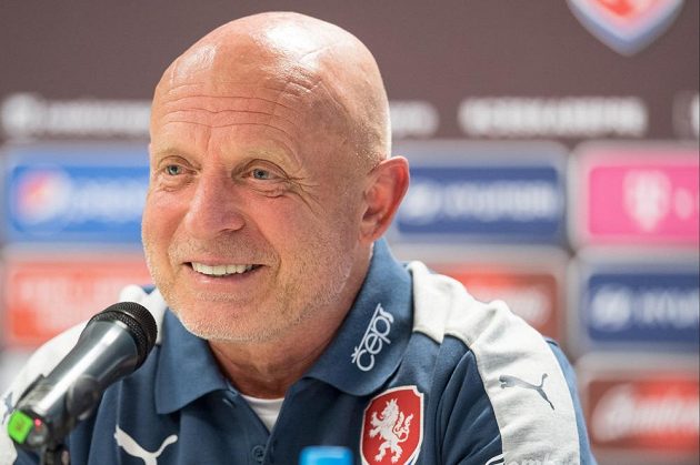 Trenér Karel Jarolím během tiskové konference před utkáním kvalifikace MS 2018 s Německem.