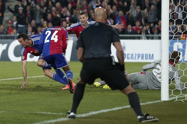 Basilejský útočník Marco Streller (zcela vlevo) právě vstřelil gól do sítě Liverpoolu v utkání 2. kola základních skupin Ligy mistrů.