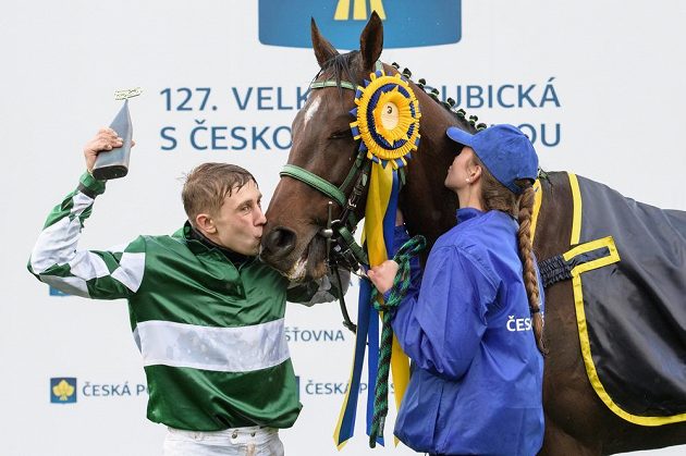 Žokej Jan Kratochvíl líbá svého koně No Time To Lose po triumfu ve 127. Velké pardubické.