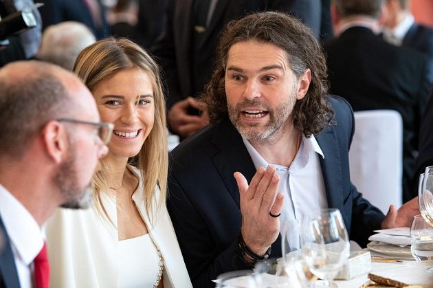 Jaromír Jágr a jeho partnerka Veronika Kopřivová během oslavy 100 let českého sportu na Pražském hradě.