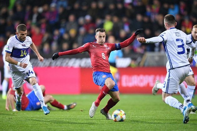 Vladimír Darida postupuje na kosovského obránce Fidana Alitiho (3), vlevo Valon Berisha.