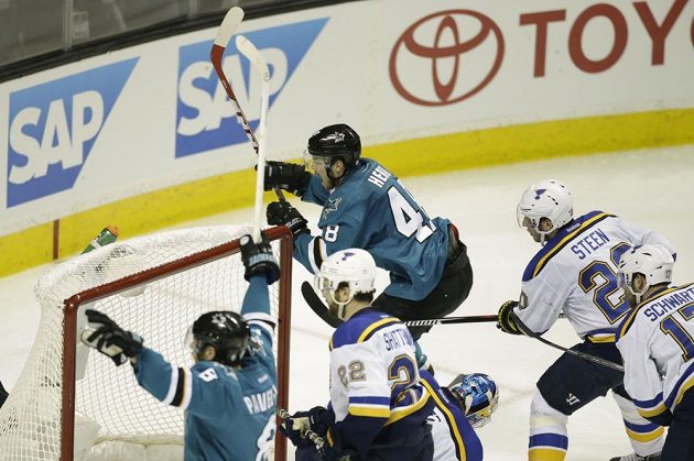 Radující se Tomáš Hertl (48) dostal prostor před brankou St. Louis Blues a střelou mezi nohy překonal Briana Elliotta.