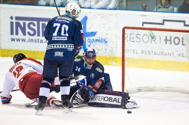 Jan Knotek z Olomouce, Bohumil Jank z Plzně a brankář Plzně Dominik Frodl v akci během utkání hokejové extraligy.