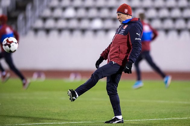 Trenér Karel Jarolím v akci s míčem na tréninku před duely s Norskem a Dánskem.