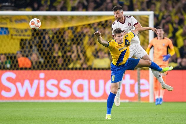Mikael Uhre z Bröndby a Ondřej Čelůstka ze Sparty Praha během utkání základní skupiny Evropské ligy