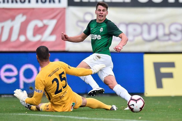Lukáš Masopust (vpravo) z Jablonce zakončuje, zasáhnout se marně snaží brankář Slovácka Michal Daněk.