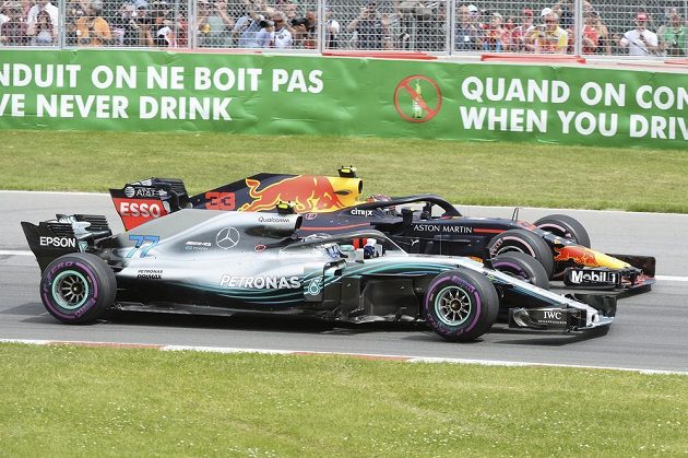 V prvním kole svedli souboj kolo na kolo Max Verstappen z Red Bullu a Valterri Bottas z Mercedesu.