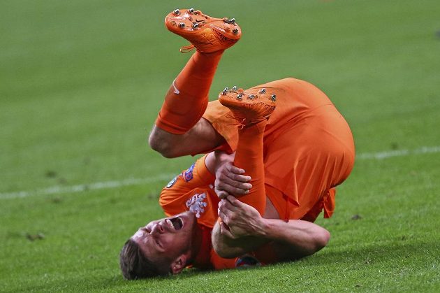 Nizozemský útočník Klaas-Jan Huntelaar s bolestivou grimasou během utkání s Českem v Amsterdamu.
