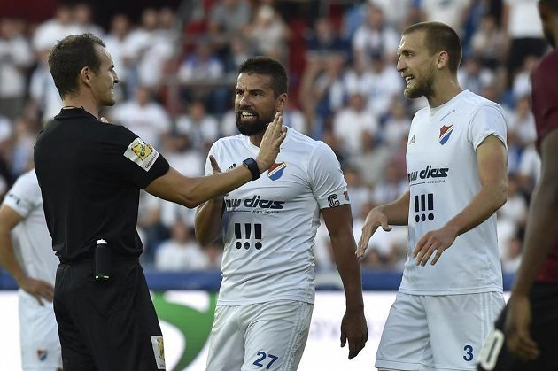 S rozhodčím Pavlem Královcem diskutují hráči Baníku Milan Baroš a Martin Šindelář.