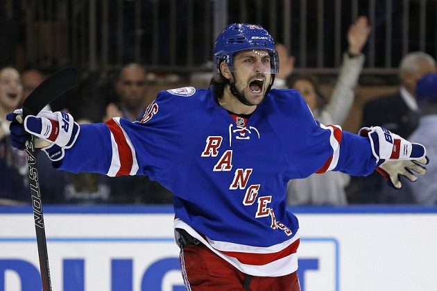 Mats Zuccarello Aasen se raduje z prvního gólu do sítě Careyho Price v šestém utkání série s Montrealem.