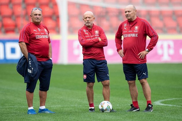 Manažer Jaromír Šeterle (vlevo), trenér Karel Jarolím a asistent Miroslav Koubek během tréninku fotbalové reprezentace.