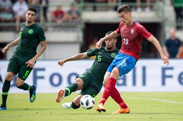 Český útočník Patrik Schick a William Ekong z Nigérie během přípravného utkání fotbalové reprezenzace v rakouském Schwechatu.