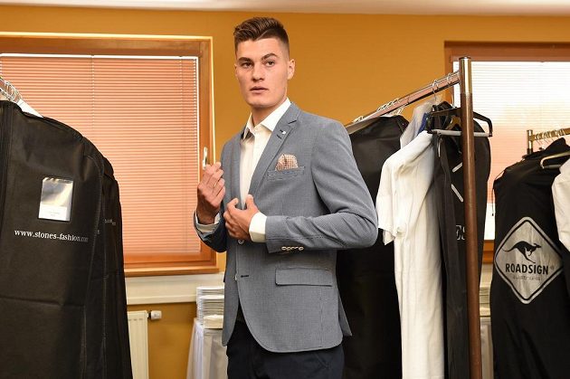 Jak se vám líbí...? Patrik Schick při zkoušce oblečení pro šampionát v Polsku.