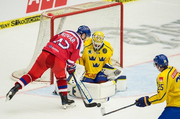 Jan Kovář a švédský brankář Eddie Lack během utkání turnaje Carlson Hockey Games.