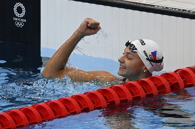 Česká plavkyně Barbora Seemanová se raduje z postupu do finále olympijských her v Tokiu na trati 200 m volným způsobem.