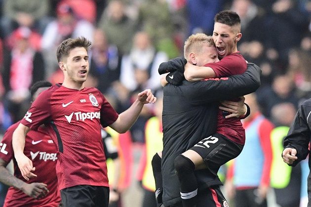 Hráči Sparty se radují z vyrovnávacího gólu na 1:1, který vstřelil Srdjan Plavšić (vpravo).