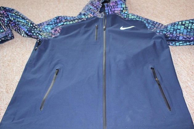 Běžecká bunda Nike HyperShield Flash: Trojice voděodolných kapes a hlavní zip se dvěma jezdci.