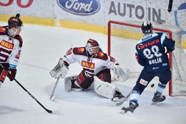 Michal Bulíř z Liberce střílí druhý gól, v brance Sparty je Sami Aittokallio.