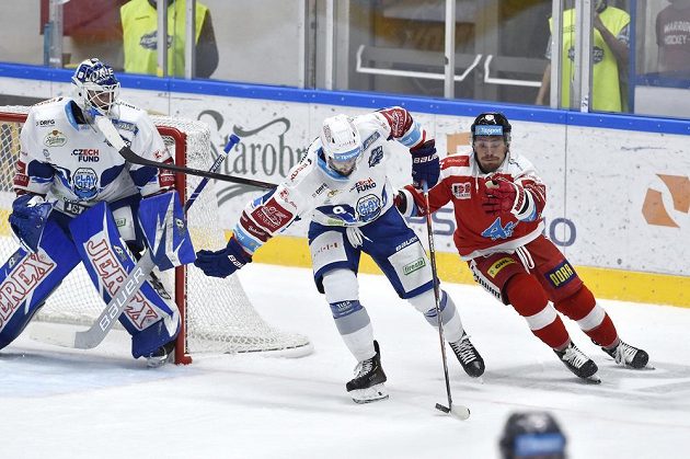 Brankář Brna Karel Vejmelka, Libor Zábranský z Brna a Jan Káňa z Olomouce během utkání letního poháru Česká Generali Cup.