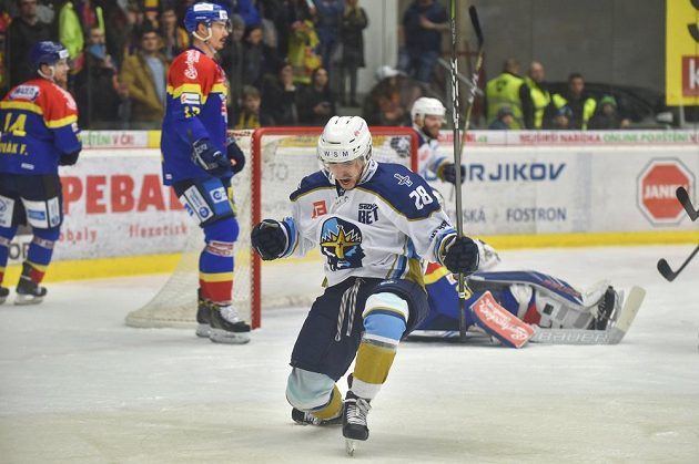 Kladenská radost po utkání semifinále play off první hokejové ligy v Českých Budějovicích. Na snímku slaví vítězství Daniel Kružík.